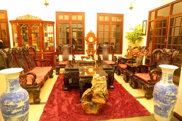 Nội thất trong nhà Chí Dũng chủ yếu bằng gỗ có giá trị lớn.