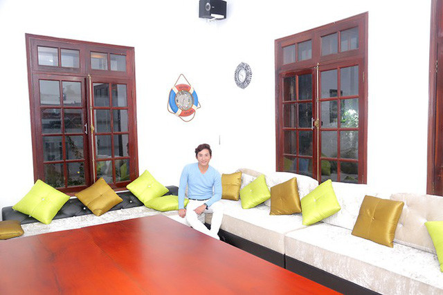 Gia đình đông anh em nên anh bố trí bàn ghế phòng khách khá rộng, đủ chỗ cho nhiều người ngồi chơi cùng lúc.