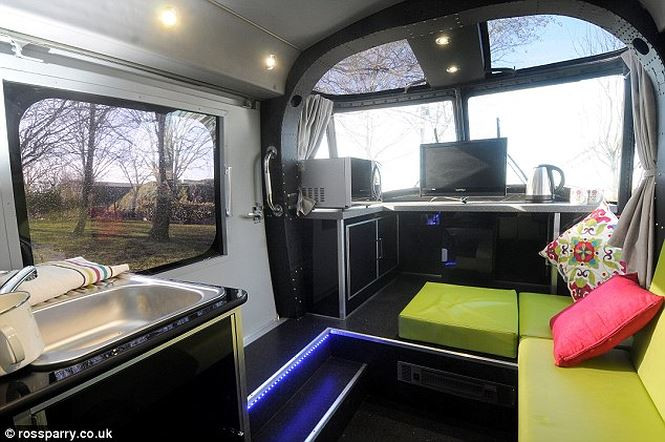 Nội thất bên trong trực thăng khá tiện nghi gồm sofa, giường ngủ, tivi, tủ lạnh mini, lò vi sóng, bồn rửa… Tuy nhiên, căn “nhà đặc biệt” này có nhược điểm là thiếu WC. Bởi vậy, ai muốn ngủ lại sẽ phải dùng nhà tắm ở gần đó.