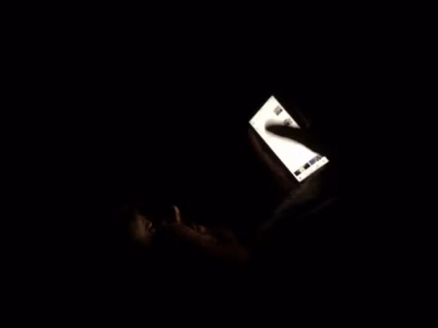 Chồng tôi để chế độ sáng ban ngày lúc nửa đêm.