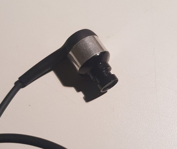 Khi bạn đánh mất chiếc nút cao su của tai nghe.