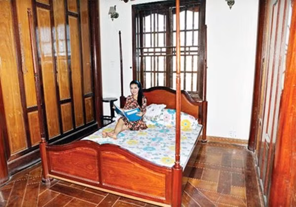 Phòng ngủ mộc mạc cũng sử dụng chất liệu gỗ.