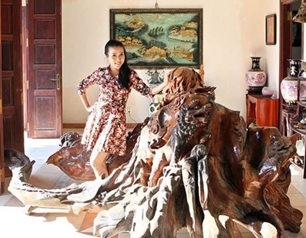 Màu nâu trầm của gỗ góp phần làm mỗi gian phòng thêm ấm áp.