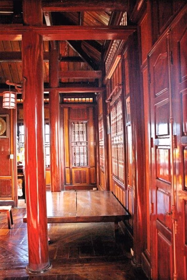 Toàn bộ các vật dụng trong nhà từ cửa, cầu thang, các loại tủ sách, tủ đồ, bàn trang điểm, giường ngủ hay các vật dụng trang trí như tượng phật, tranh treo tường, ghế xích đu… đều hoàn toàn làm từ gỗ.