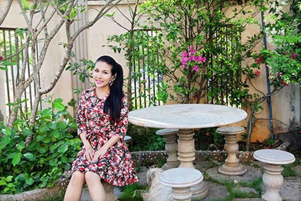 Bên ngoài khuôn viên được nữ diễn viên chăm chút bằng rất nhiều cây xanh được trồng xung quanh nhà tạo cảm giác xanh mát, dễ chịu.