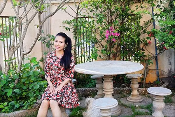 Bên ngoài khuôn viên được nữ diễn viên chăm chút bằng rất nhiều cây xanh được trồng xung quanh nhà tạo cảm giác xanh mát, dễ chịu.