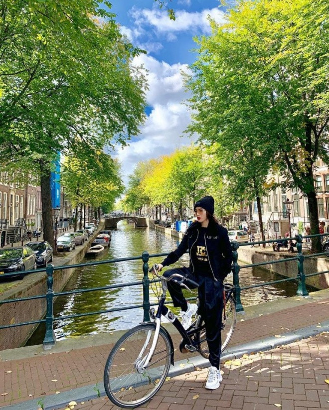 Đối lập với hình ảnh váy áo thanh lịch, sang trọng thì ngoài đời, hoa hậu Kỳ Duyên lại có một phong cách khá năng động, trẻ trung và thoải mái. Thoải mái đến mức, cách pose dáng người đẹp cũng chẳng cầu kỳ, nề hà gì, tất cả đều banh háng, dạng chân cùng một kiểu.