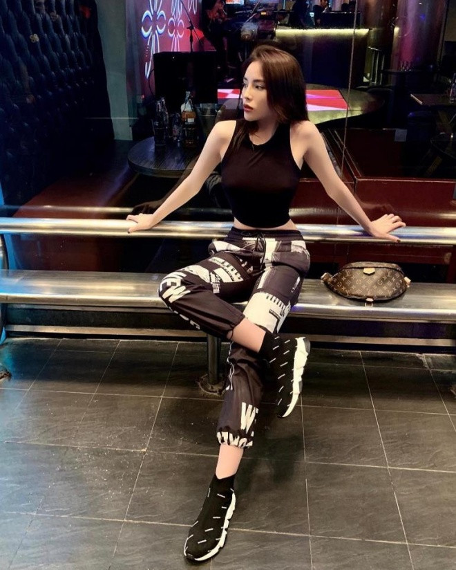 Nếu theo dõi trang cá nhân của Hoa hậu chúng ta sẽ thấy ngập tràn những bức hình từ đi sự kiện đến đi du lịch, đi ăn uống với những set đồ chanh sả đến từ các thương hiệu nổi tiếng thế giới. Không sở hữu một khối lượng gia tài đồ hiệu khủng mà Kỳ Duyên còn sở hữu một thần thái lạnh lùng, kiêu sa, sắc lẹm, từ góc cạnh cho đến ánh nhìn - tất cả đều toát lên một sự đẳng cấp rõ rệt.