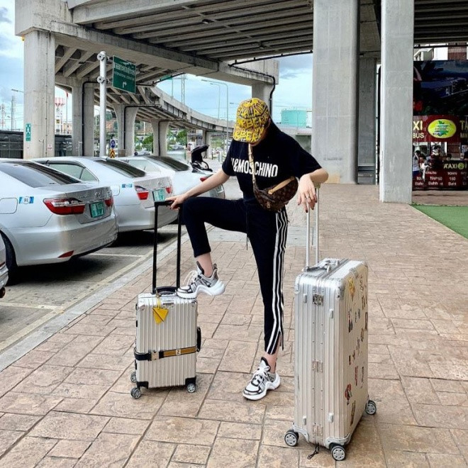 Không biết vô tình hay sở thích cố tình, mỗi lần tạo dáng chụp hình người đẹp Kỳ Duyên lại rạng chân thật rộng, thậm chí còn ghếch với tư thế thiếu duyên dáng thường thấy của một hoa hậu.