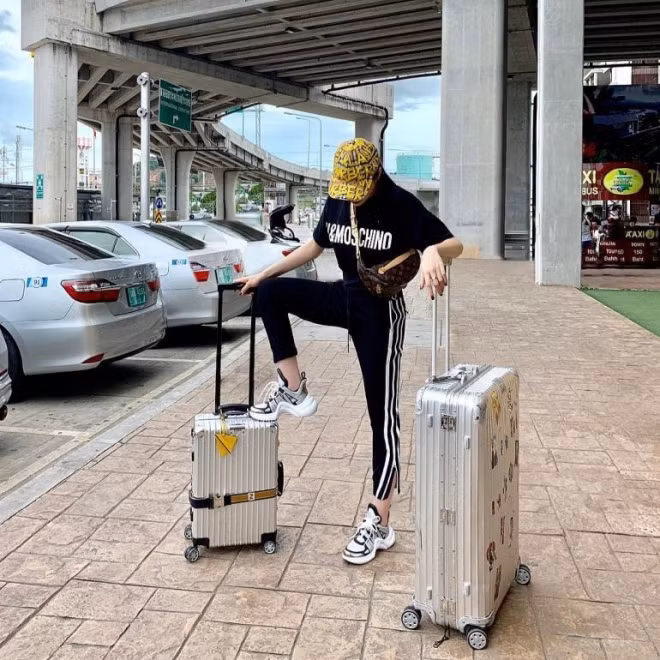 Không biết vô tình hay sở thích cố tình, mỗi lần tạo dáng chụp hình người đẹp Kỳ Duyên lại rạng chân thật rộng, thậm chí còn ghếch với tư thế thiếu duyên dáng thường thấy của một hoa hậu.