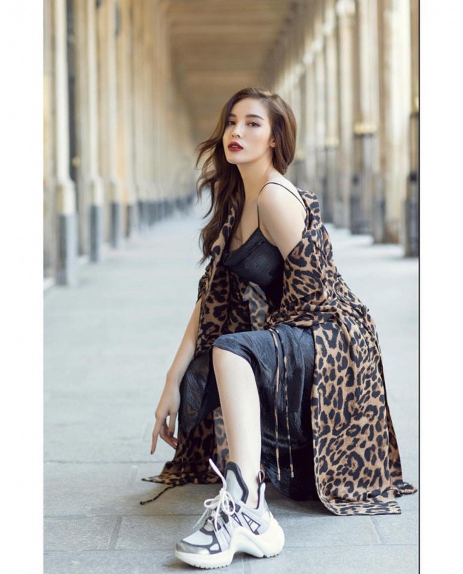 Gần đây Kỳ Duyên cũng liên tục bị soi kiểu tạo dáng chân 'khó hiểu' như một cách tạo thương hiệu riêng của người đẹp.