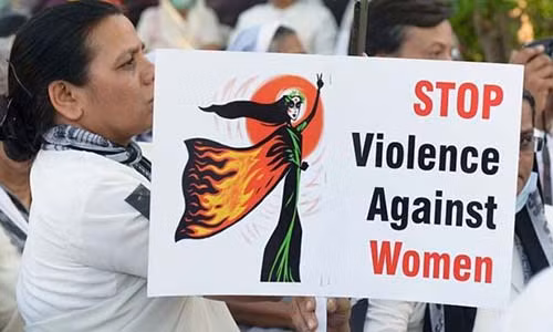 Gai tre bi 2 ke tan cong tinh duc thieu song vi bao canh sat