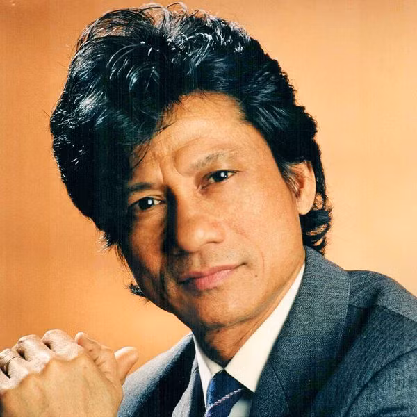 “Ông hoàng nhạc sến” Chế Linh.