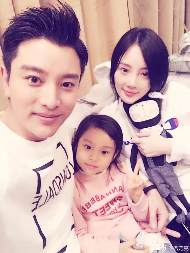 Cặp đôi có với nhau một cô con gái tên Điềm Hinh. Scandal của mẹ cũng ảnh hưởng không nhỏ đến cô bé.