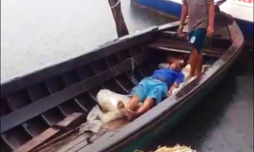 Nạn nhận bị sét đánh được người thân đưa về lo hậu sự.