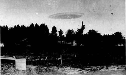 Bức ảnh về UFO tại New Zealand mang tên "Mùa đông năm 1951". Nhiều người tin rằng đó là đĩa bay nhưng USAF cho rằng chỉ là đám mây dạng thấu kính Ảnh: DAILY MAIL