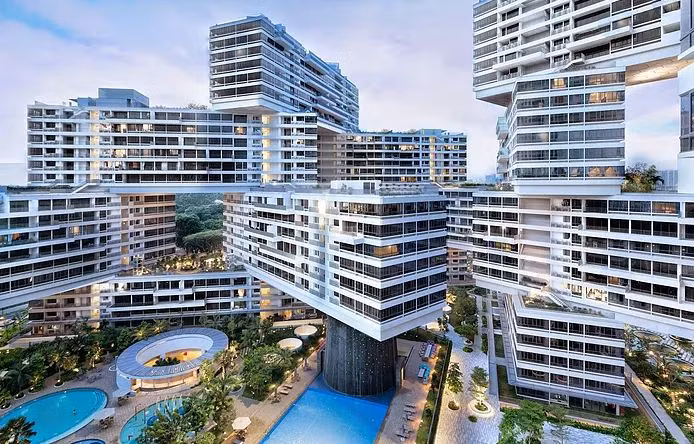 INTERLACE 31 tòa nhà 6 tầng giống hệt nhau xếp chồng lên nhau và liên kết với nhau tạo thành khu phức hợp The Interlace tuyệt vời, đã giành được danh hiệu "xây dựng của năm" trong Liên hoan Kiến trúc Thế giới 2015. Bên cạnh việc tối ưu hóa ánh sáng và không khí, lợi thế lớn ở một quốc gia nóng như Singapore, hình dạng của tòa nhà cũng khuếch đại đáng kể không gian xanh cho khu vườn của các căn hộ.