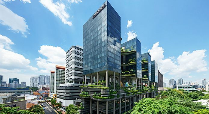 KHÁCH SẠN PARK ROYAL Từ trung tâm tài chính của Singapore, khách sạn Park Royal Hotel sang trọng này được bao quanh bởi khu vườn xinh xắn, tòa nhà nổi bật giữa khu rừng nhiệt đới bao quanh. Thiết kế bền vững này được trao nhiều giải thưởng theo khái niệm "khách sạn trong vườn" và trình bày một dự án phức tạp để thu năng lượng mặt trời cũng như nguồn nước mưa thiên nhiên.