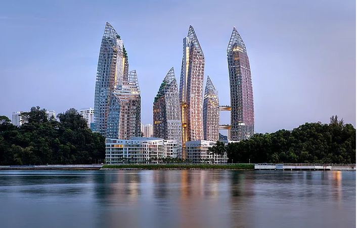 REFLECTIONS @KEPPEL BAY Khu chung cư với những đường cong và hình thức thanh lịch đã trở thành một trong những công trình mang tính biểu tượng của vịnh Singapore. Với sáu tòa tháp cao và trên đỉnh là một khu vườn mà từ đó bạn có thể nhìn thẳng ra biển và đảo Sentosa nổi tiếng.