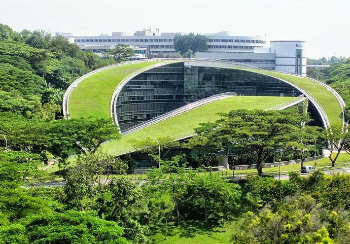 TRƯỜNG NGHỆ THUẬT, THIẾT KẾ VÀ TRUYỀN THÔNG Kiến trúc đoạt nhiều giải thưởng mang tên Trường Nghệ thuật, Thiết kế và Truyền thông này nằm trong khuôn viên Đại học Công nghệ Nanyang của Singapore. Thiết kế cố gắng để tích hợp các tòa nhà với môi trường xung quanh và màu xanh lá cây của nó có được từ các bãi cỏ trồng leo lên sân thượng. Dự án kiến trúc thông minh này bao gồm các ý tưởng sáng tạo như một hệ thống thủy lợi được kích hoạt bởi khí hậu, do đó tiết kiệm nước và ánh sáng.