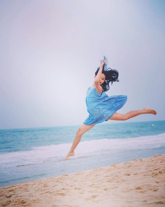 Từ khi còn nhỏ, hai chị em đã được bố mẹ cho theo học trường quốc tế của Đức tại TP.HCM. Đến hiện tại, hai bé được học tới 6 thứ tiếng và còn biết chơi đàn piano, múa ballet.