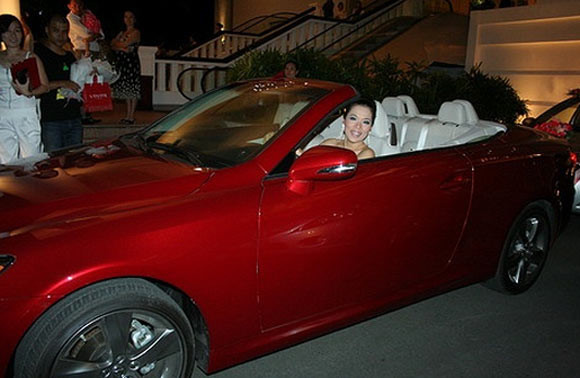 Ngoài ra, cô sở hữu nhiều xe hơi có giá trị. Một trong những chiếc xe ấy là chiếc Lexus mui trần màu đỏ có giá hơn 3 tỷ đồng mà chồng mua tặng trong dịp sinh nhật.