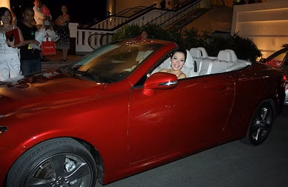 Ngoài ra, cô sở hữu nhiều xe hơi có giá trị. Một trong những chiếc xe ấy là chiếc Lexus mui trần màu đỏ có giá hơn 3 tỷ đồng mà chồng mua tặng trong dịp sinh nhật.