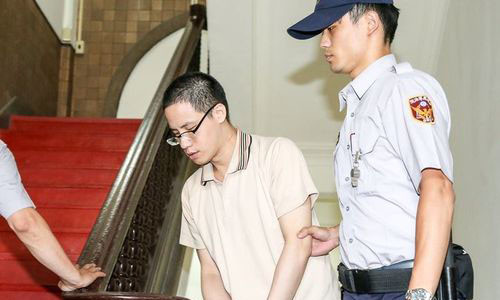 Chang Yen-wen được cảnh sát dẫn giải đến tòa án.