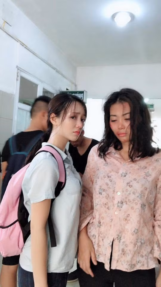 Quỳnh Kool (trái) trong vai người em xấc xược của Lan cave (Thanh Hương đóng).