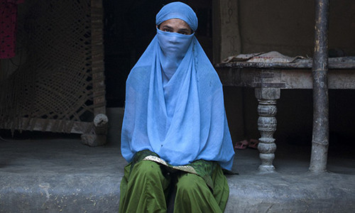 Thiếu nữ 17 tuổi bị bán làm “vợ” người đáng tuổi cha mình trong 1 tháng với cái giá hơn 38 triệu đồng.