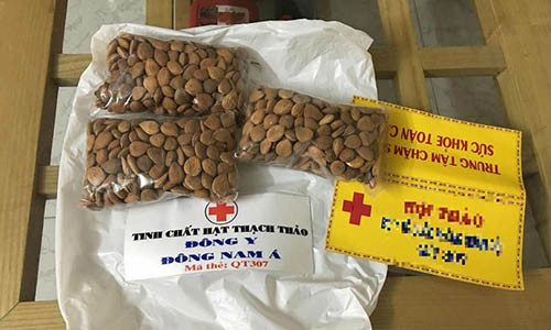 3 gói hạt nhỏ không nhãn mác mà mẹ Hạnh Lê phải mua với giá 4 triệu đồng.