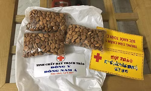 3 gói hạt nhỏ không nhãn mác mà mẹ Hạnh Lê phải mua với giá 4 triệu đồng.