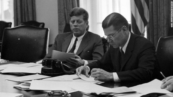 Cố Tổng thống John F. Kennedy hội ý với Bộ trưởng Quốc phòng Robert McNamara về vấn đề Cuba năm 1962. Ảnh: BBC