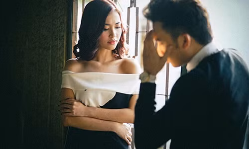 Dua chong di hop lop, vo chung kien canh kho tin