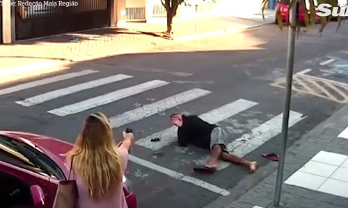 Katia Sastre rút súng từ túi xách và bắn 3 phát vào bụng tên cướp.