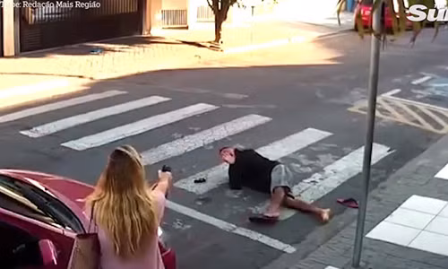 Katia Sastre rút súng từ túi xách và bắn 3 phát vào bụng tên cướp.