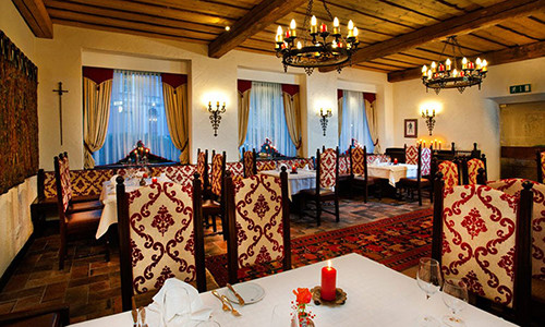 Chong doanh nhan thanh dat dem tien cho vo di cho tung ngay