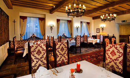 Chong doanh nhan thanh dat dem tien cho vo di cho tung ngay