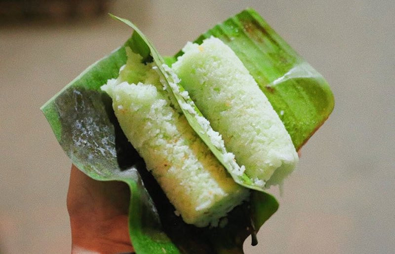 Chang trai thu 70 trieu/thang nho ban banh la o via he Ha Noi