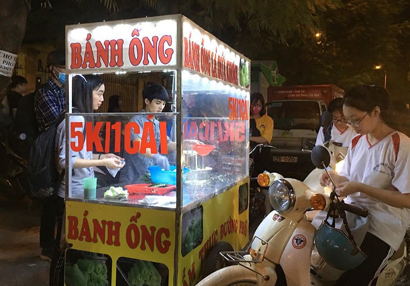 Chang trai thu 70 trieu/thang nho ban banh la o via he Ha Noi-Hinh-2