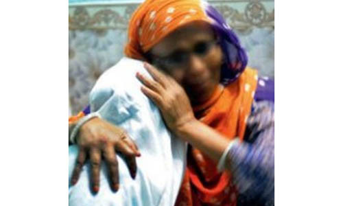 Hai mẹ con ôm chầm lấy nhau sau hơn 10 năm xa cách.