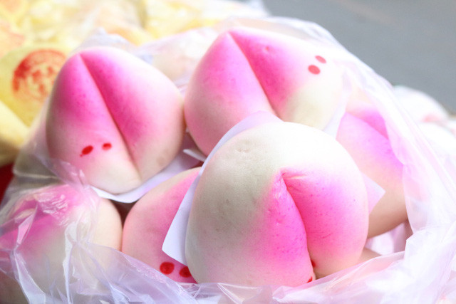 Loại bánh này khá rẻ nên thường được khách hàng mua với số lượng lớn - ẢNH : TRẤN KIÊN