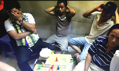 Các đối tượng tổ chức đánh bạc, cá độ trong quán cà phê Pleiku Phố bị cảnh sát phát hiện.