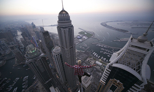 Oleg Cricket, thanh niên gây bão mạng với những pha mạo hiểm trên nóc các tòa nhà chọc trời.