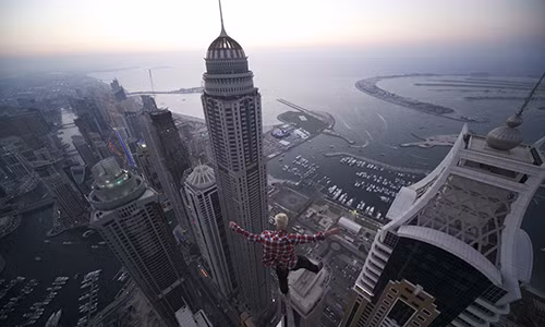 Oleg Cricket, thanh niên gây bão mạng với những pha mạo hiểm trên nóc các tòa nhà chọc trời.