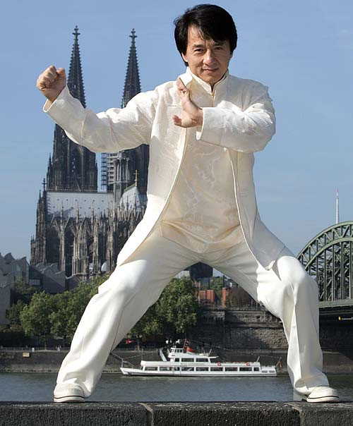 Thanh Long noi gi ve co con gai dang nhat rac trong di chuc cua minh