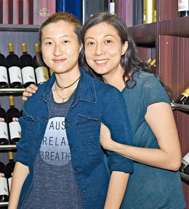 Thanh Long noi gi ve co con gai dang nhat rac trong di chuc cua minh-Hinh-3