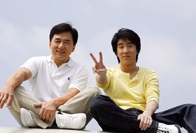 Thanh Long noi gi ve co con gai dang nhat rac trong di chuc cua minh-Hinh-4