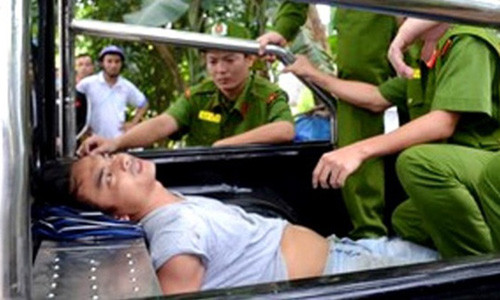 Lực lượng Cảnh sát 113 khống chế, áp giải hung thủ gây ra thảm kịch về trụ sở Công an tỉnh Quảng Ngãi.