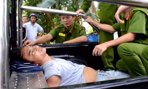 Lực lượng Cảnh sát 113 khống chế, áp giải hung thủ gây ra thảm kịch về trụ sở Công an tỉnh Quảng Ngãi.